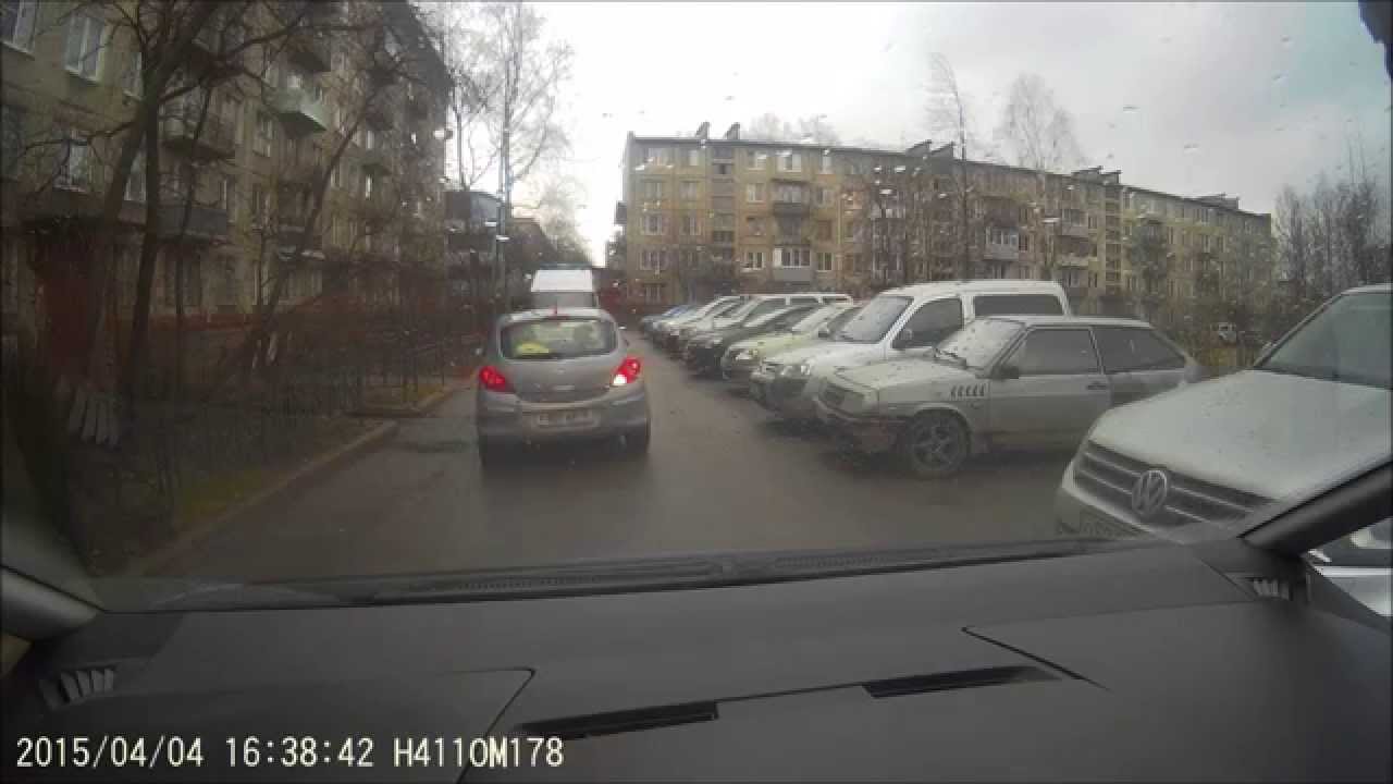 Брюнетка паркуется