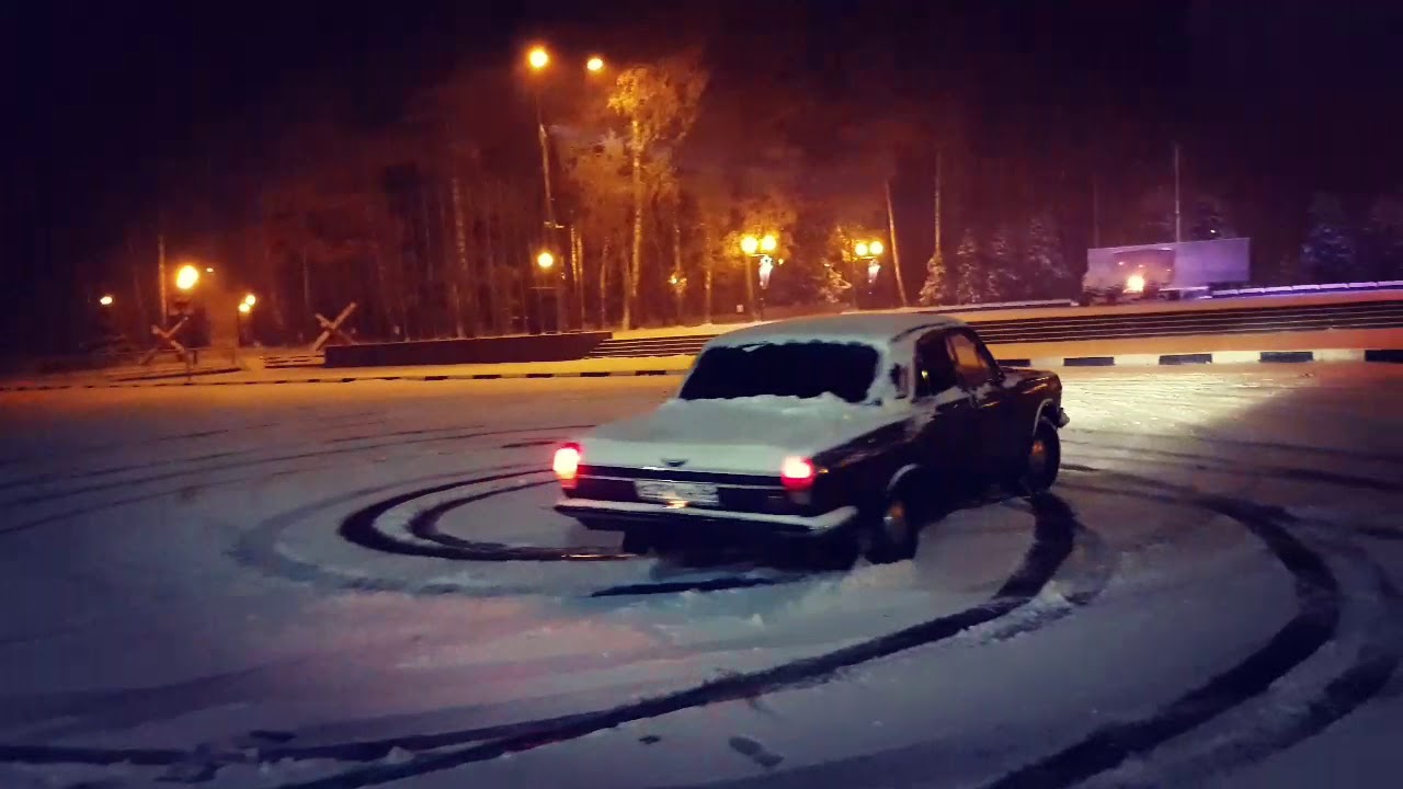 Девушка на ГАЗ 24