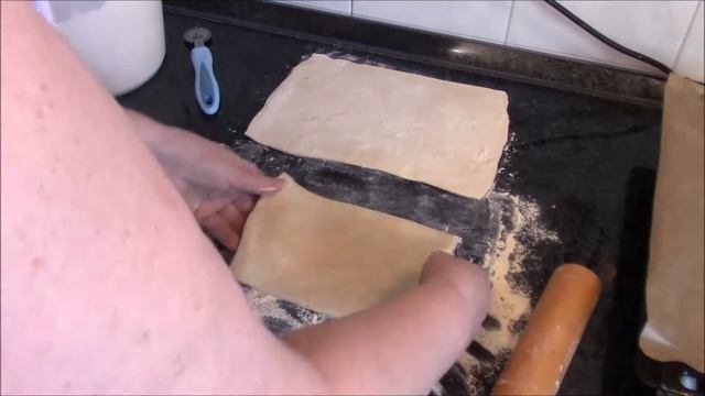 Кокосовое печенье из слоеного теста с кокосовой стружкой