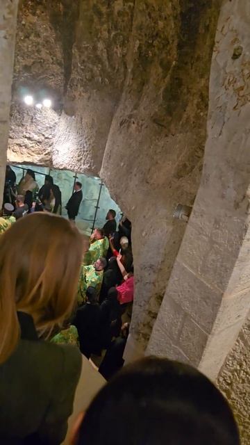 Патриарший Крестный ход спускается в бывшую каменоломню - на место Обретения Животворящего Креста