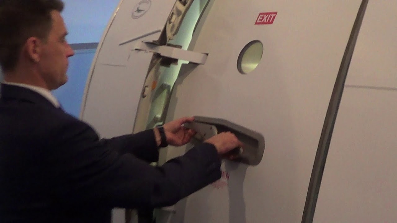 Закрытие дверей Boeing 737 снаружи