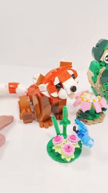 LEGO Creator Милые животные: Красная панда 31394 vs Зелёный попугай MOC 31377