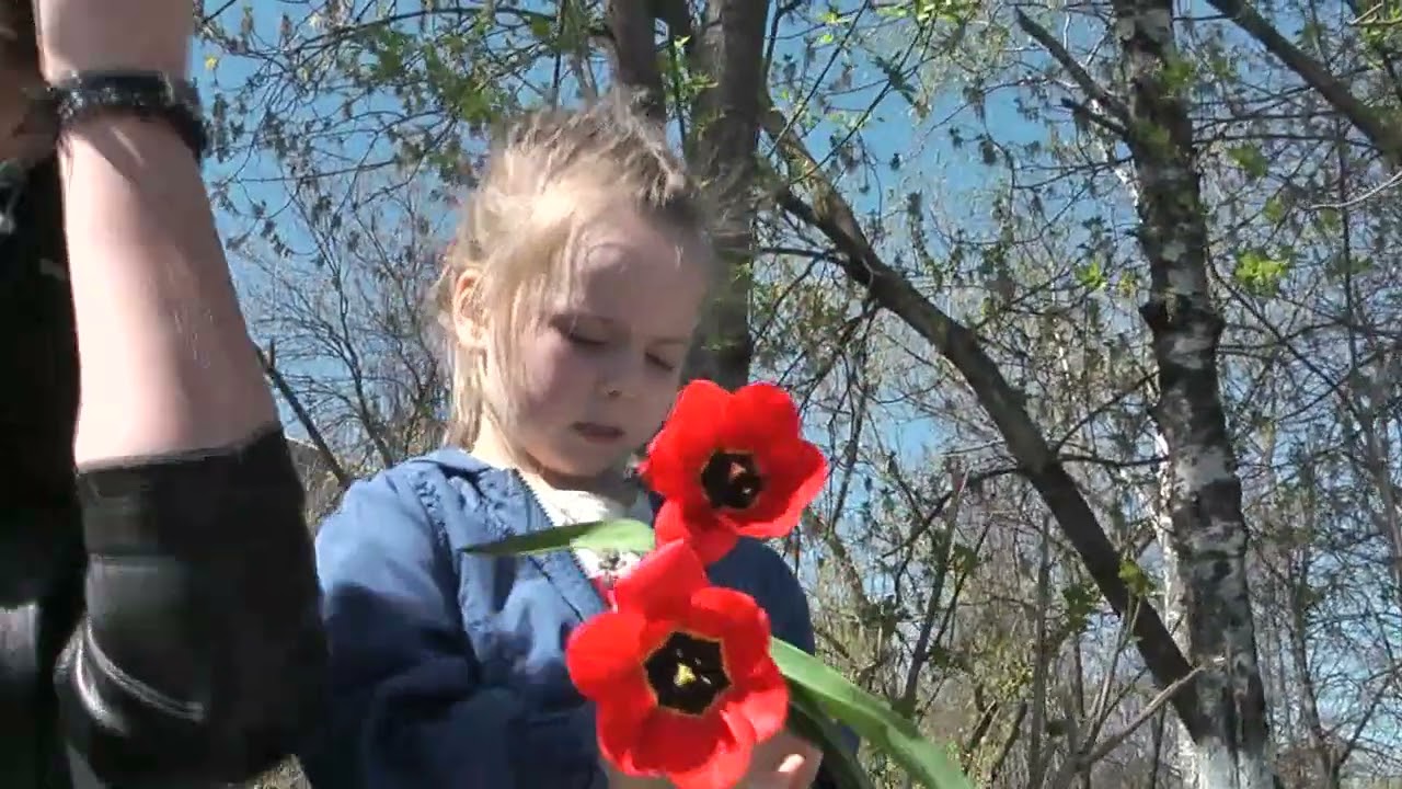 девочка с тюльпанами