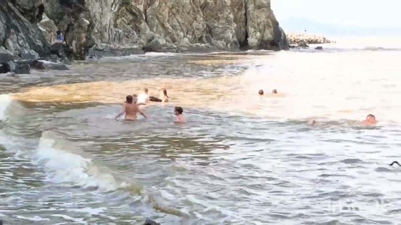 Рыжая вода в море после дождя