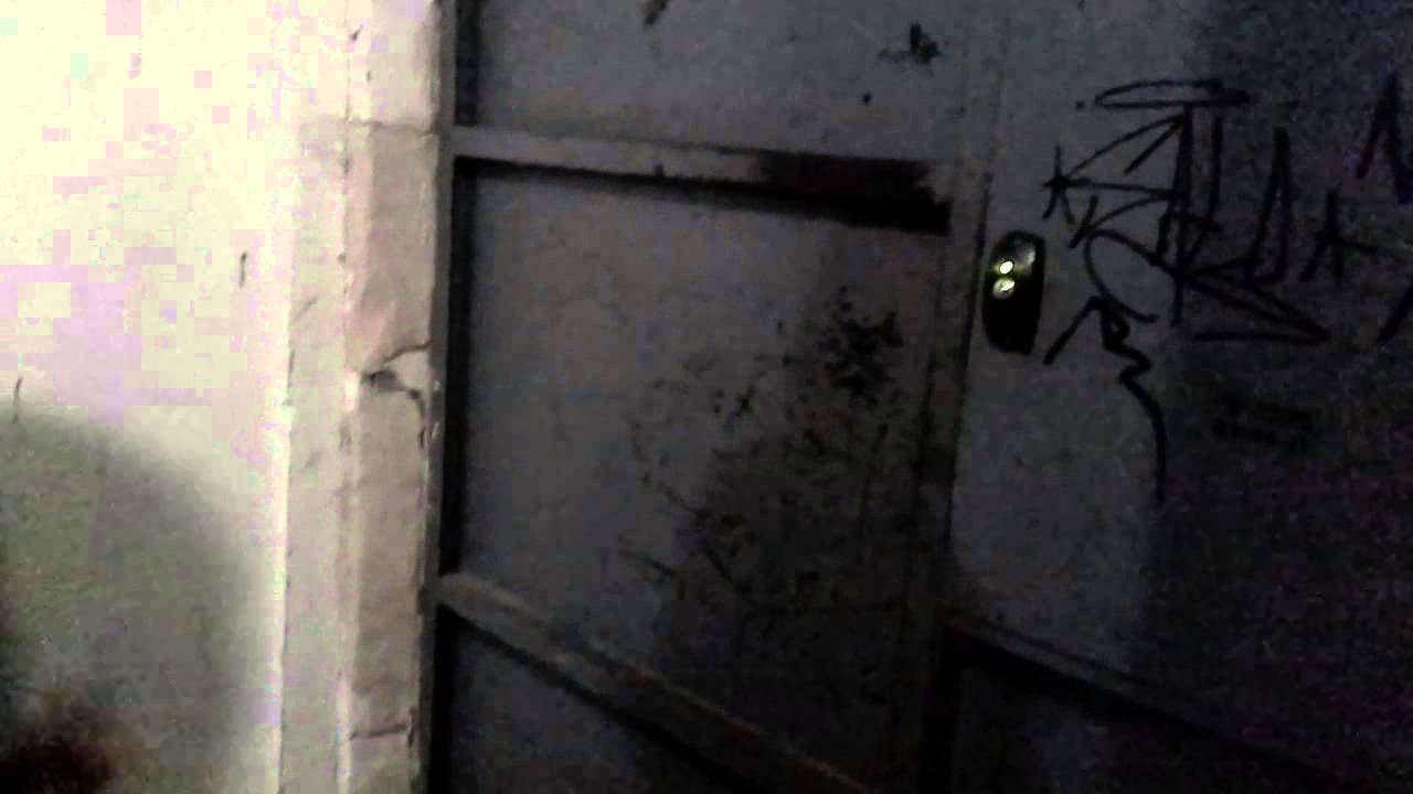 Как надо выходить из подъезда!