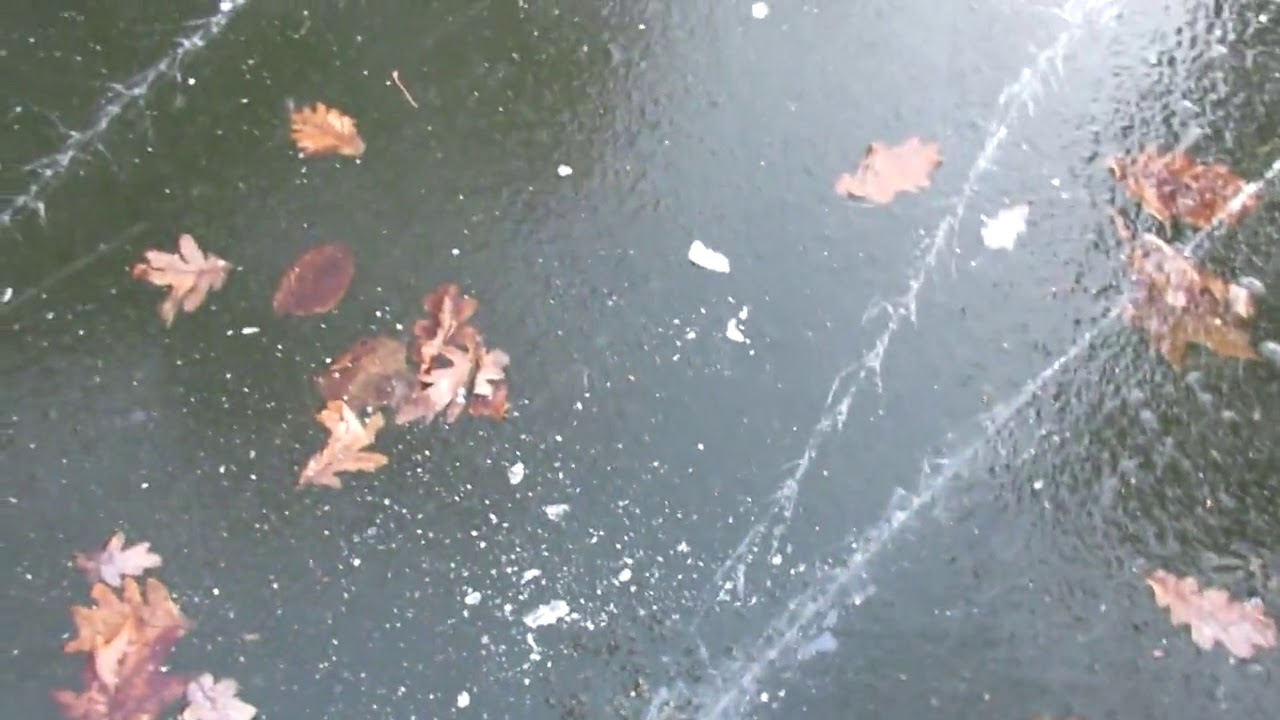 Лед водоема который трещит под коньками