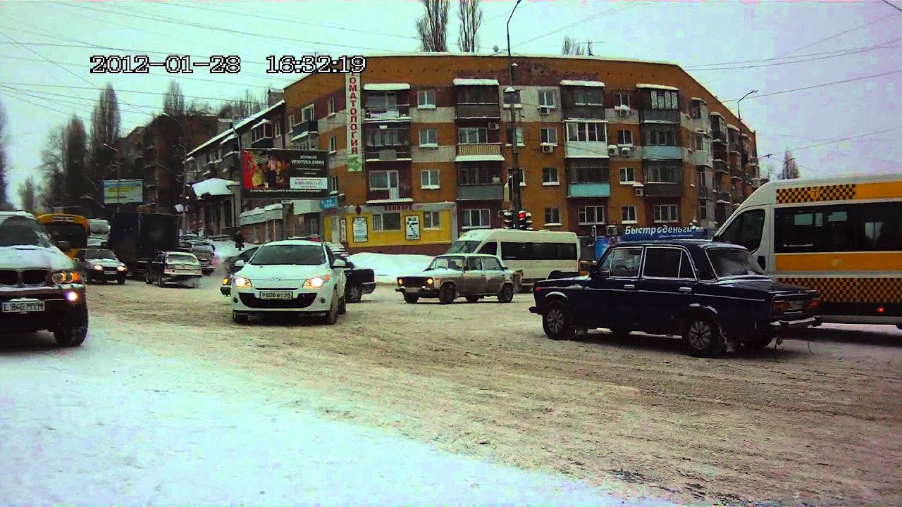 лихо промчался
