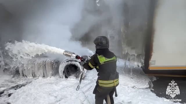 В Калининском округе на трассе М-11 во время движения вспыхнул грузовик