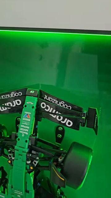 iCUANUTY Display Wallboard для LEGO Technic Aston Martin Aramco AMR25 F1 42240