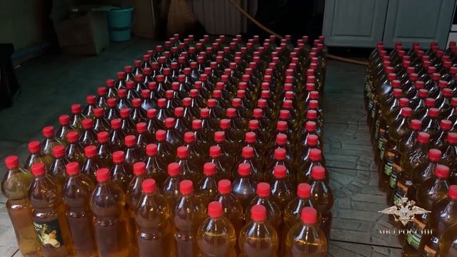 Более 4 тонн самодельного вина, коньяка и чачи изъяли у троих сообщников в Сочи