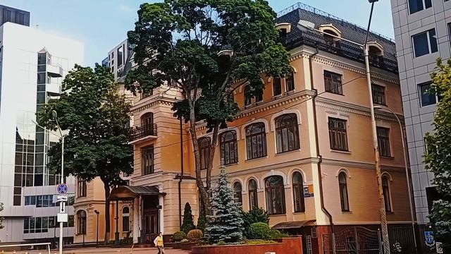 Хороший кадр для какого нибудь фильма. Вот что значит мыслить киношно под правильным ракурсом.