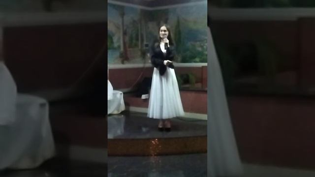 молодая девочка красивый песни поёть