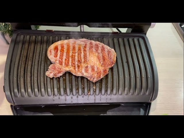 Стейк из говядины прожарки well-done на гриле.