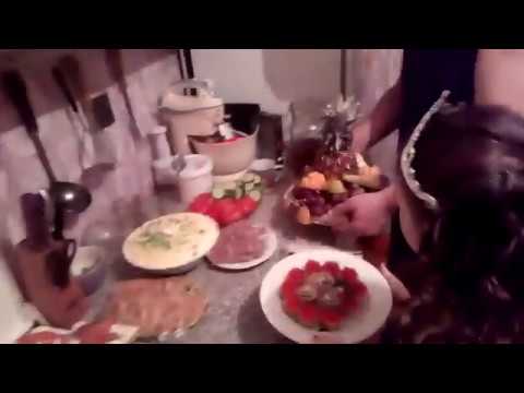 Готовимся к празднику! Анюта с папой накрывают на стол!