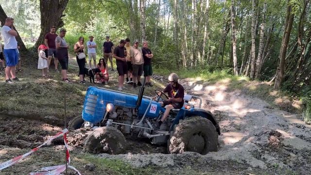 Тракторы застряли в лесной грязи   Тракторное шоу