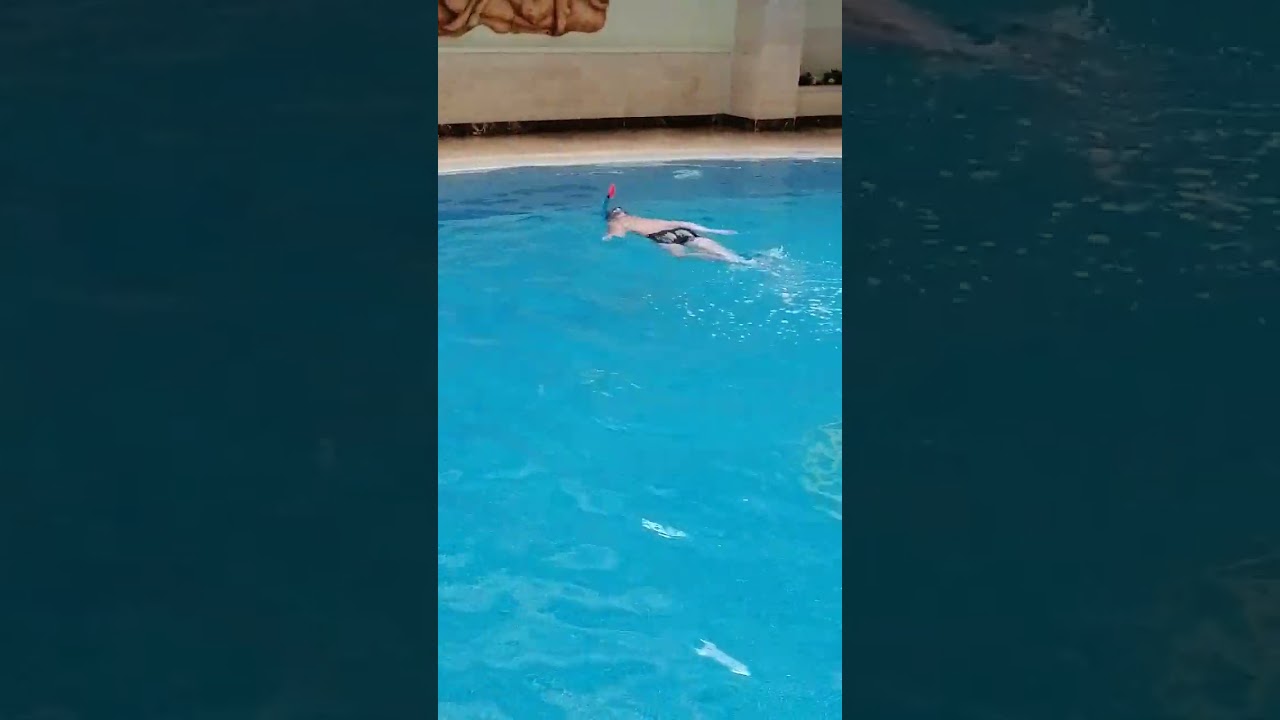 в бассейне с трубкой