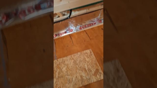 1000070934.mp4 Собака смотрит на планирование подготовки к устройству отопления в доме А-фрейм