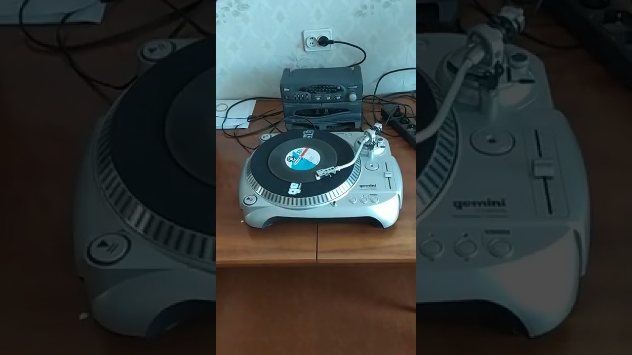 проигрыватель Gemini TT-2000.