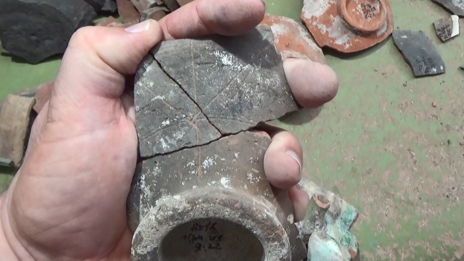Граффити на поливных чашах из раскопа по улице Измайлова 48