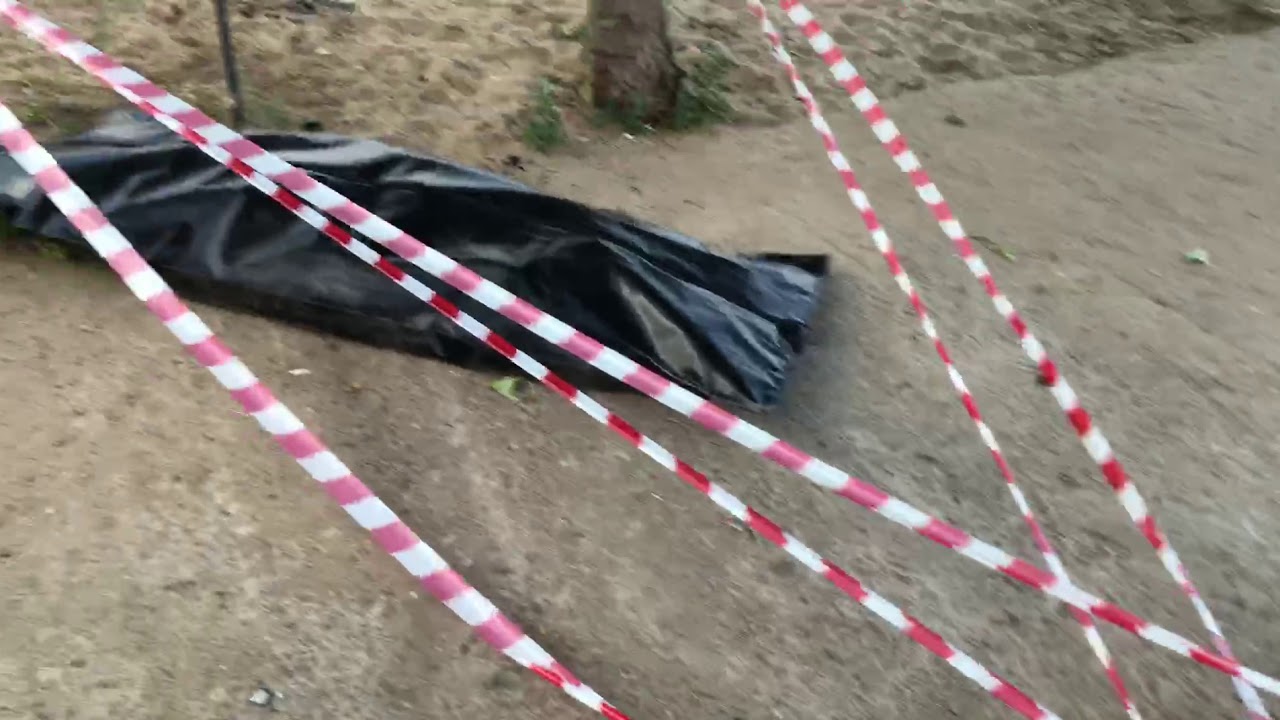 На пляже в Заволжском районе обнаружили огражденные черные мешки для трупов. Фото и видео места ЧП