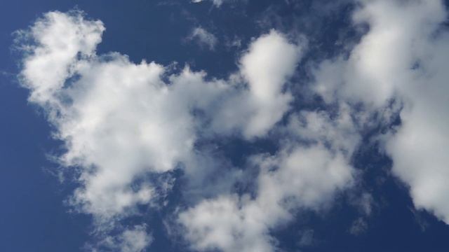 Красивая панорама голубого неба с белыми облаками. Расслабляющий вид движущихся облаков