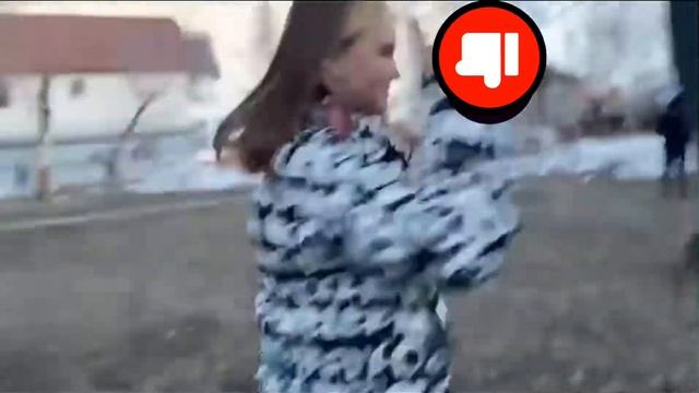 карина крутится с дизлайком на протяжении одной минуты и трёх секунд.