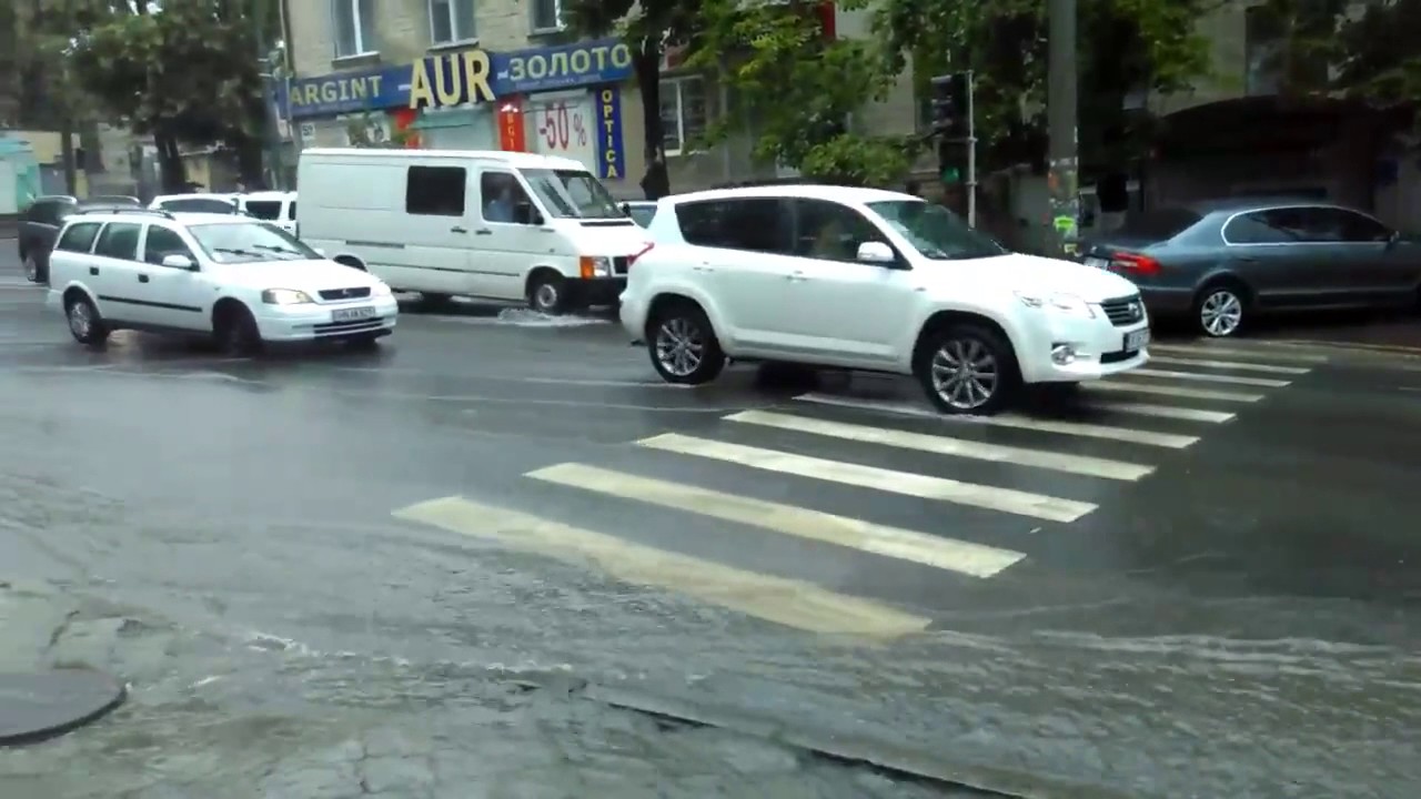 Дождь как стихийное бедствие - потоки воды затопили улицы Кишинева