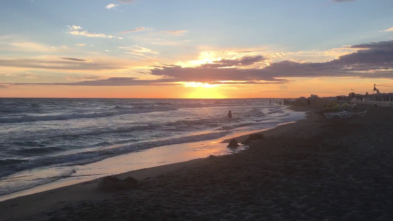 Красивый летний закат в облаках на Чёрном море
