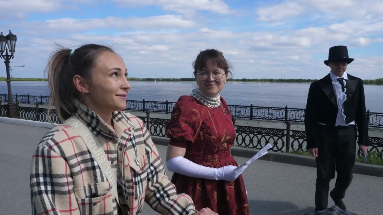 На набережной реки Иртыш прошла акция Давайте Пушкина читать!.