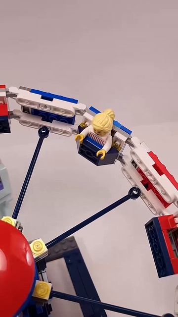 LEGO Creator UFO Ride 31389 против Music Decor Piano with Cat 31392