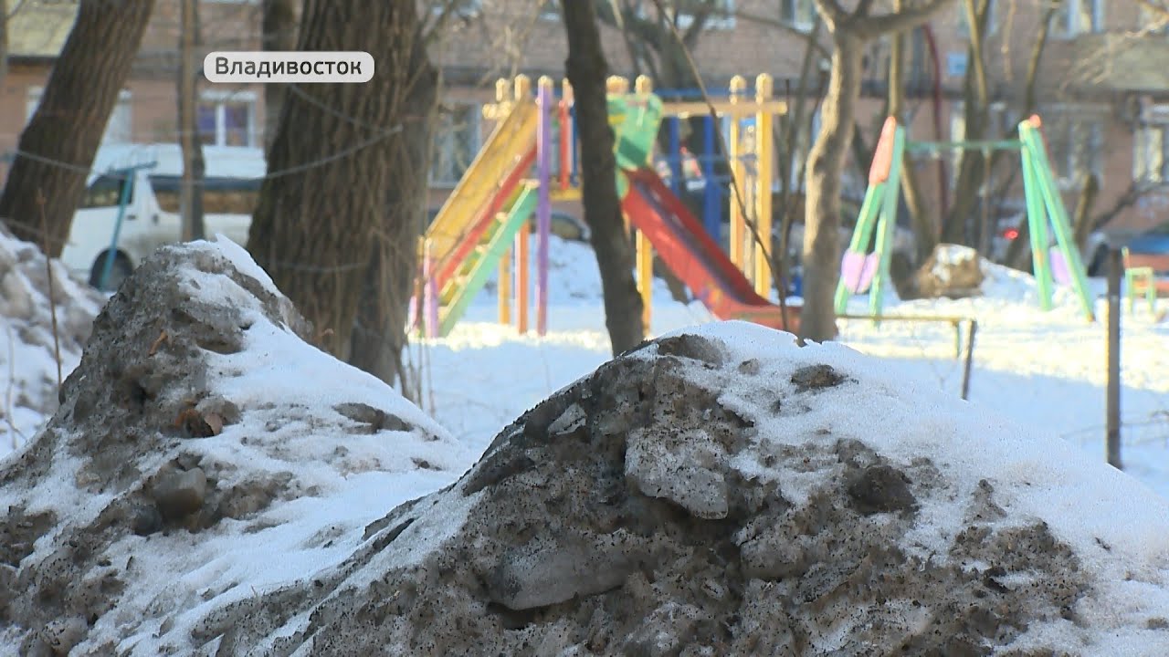 Пройти ледяной тропой. Почему во Владивостоке не убрали снег и наледь