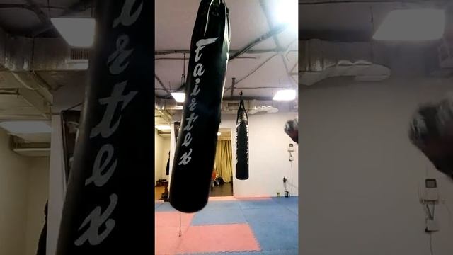 Утренняя зарядка в спортзале. Бокс это спортивно.