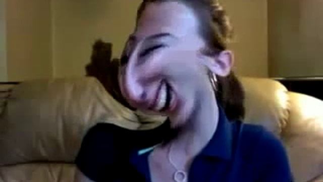 позирует перед вебкой   нереальная ржака!  D