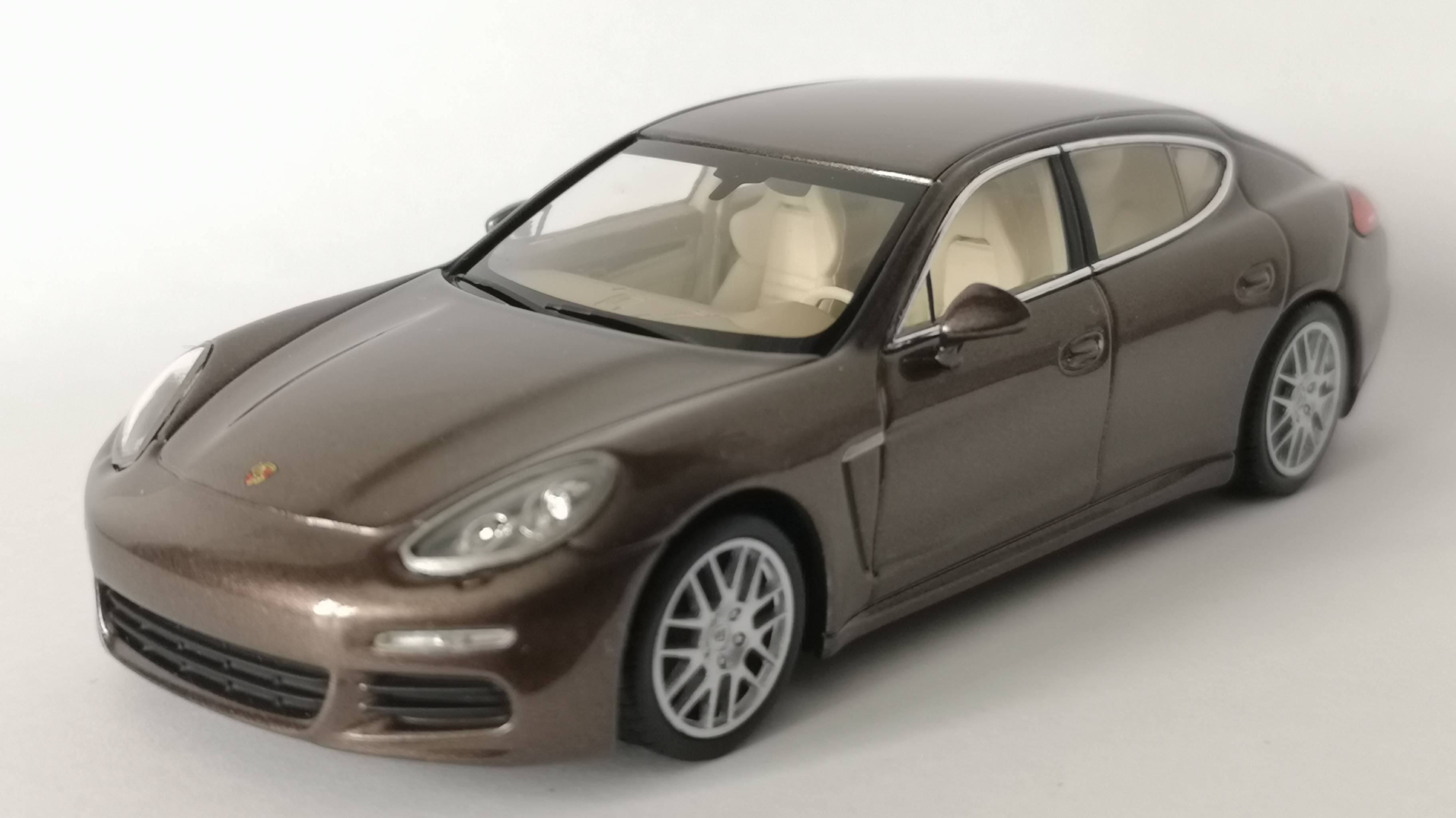 1/43 Porsche. №6 Panamera (970).