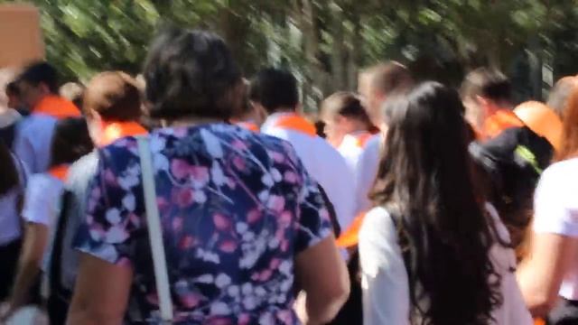 Шествие школьников в Балаково: Я сейчас всех пересчитаю! Уши пообдираю!