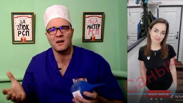 Мужчина Висит на Шее у Женщины