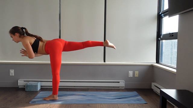 Динамічна віньяса йога на баланс, скрутки