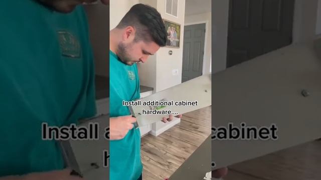 Kitchen Hack #StepandFlex #towelbar #KitchenHacks #kitchencabinets #diyhomeimprovement #ti...