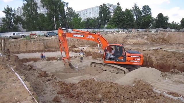 Работа экскаватора при строительстве микрорайона 