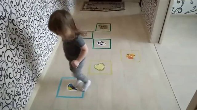 Подвижные игры для детей. Играем в необычные классики дома.