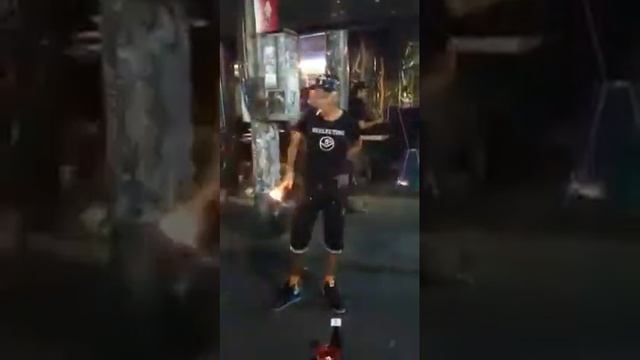 Фокусник на улице.