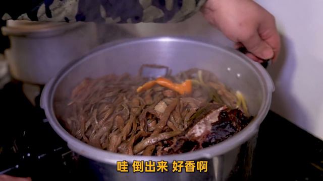 【超小厨】儿媳怀二胎，婆婆豪爽奖励300斤腊肉，炖猪头熏腊肉软糯下饭，一锅腊味真是过瘾！