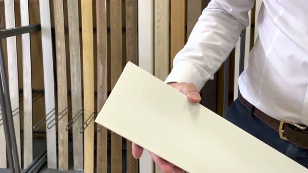 Плинтус из полистирола высокой плотности HI WOOD B99V1 99мм х 18мм х 2,0м.