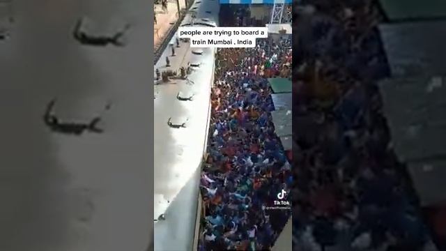 Бедные люди..Индия! Шокирующее видео! Люди пытаются выйти и залезть в вагоны проходящего поезда!