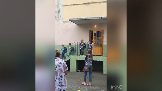 Первый раз в первый класс ?И первая неделя посещения школы??