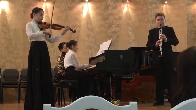 Дочь (София Бадасян) на скрипке
