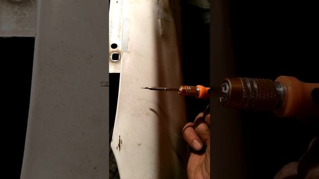 Ремонт дверей: снятие обшивки и замена ручек