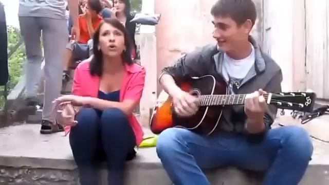 Песни под гитару!!!Очень красивое исполнение и очень красивый голос!!!Всем смотреть!!!