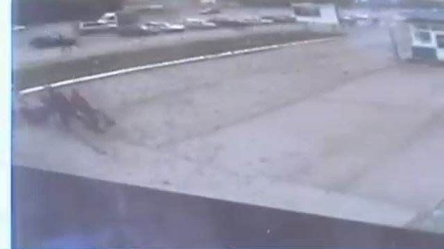 Ублюдок ударил ногой коляску с ребенком..