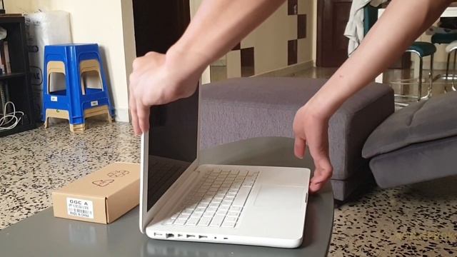 Unboxing A 12-year Old Macbook